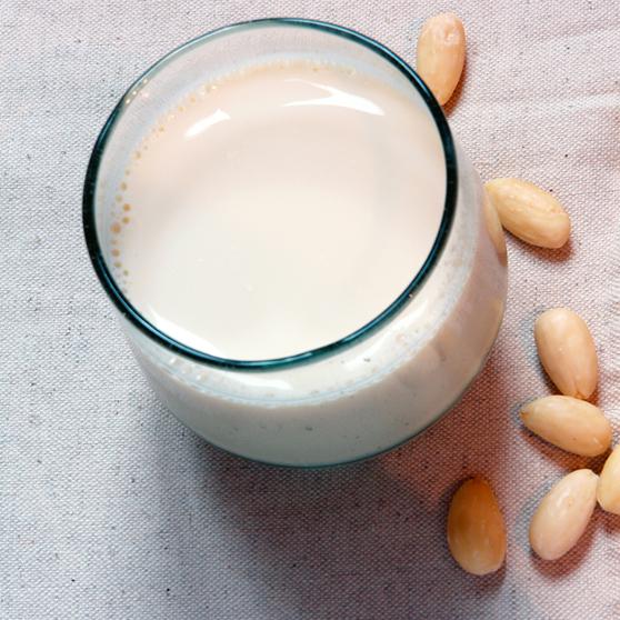 latte di mandorle fatto in casa